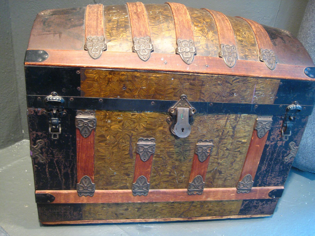 How to Refinish Antique Trunks eHow UK