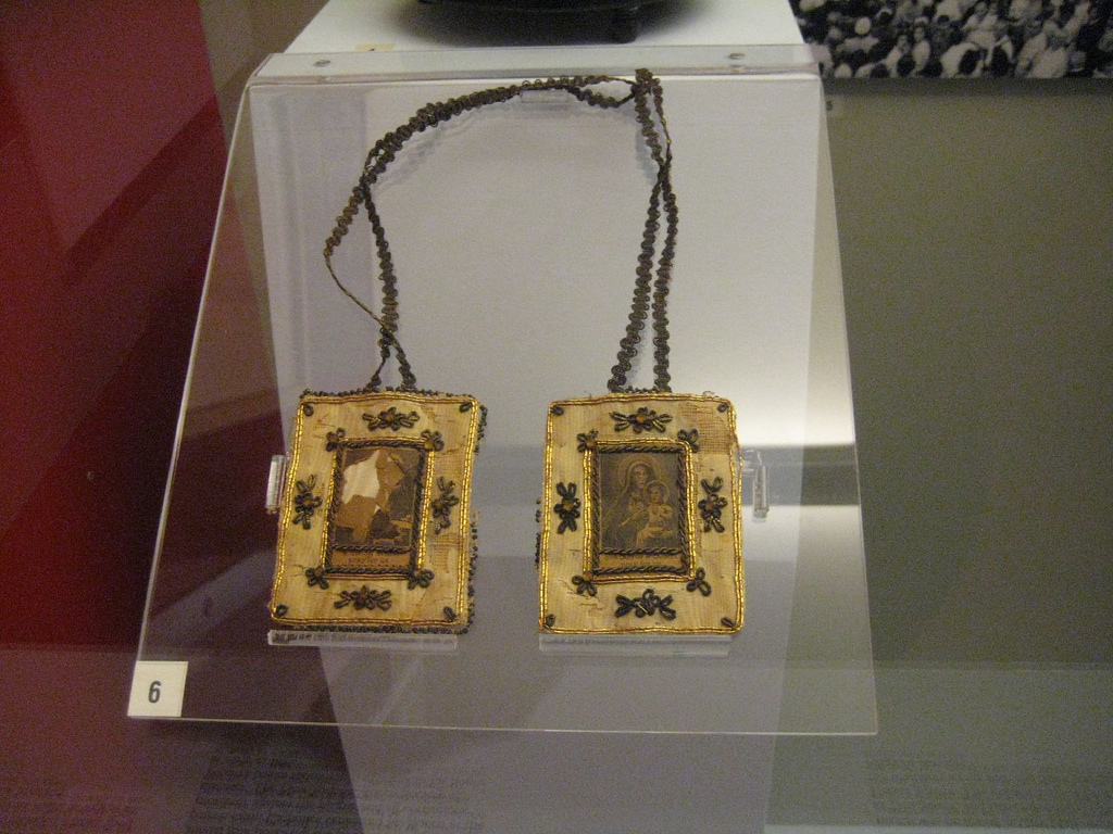 How to Wear the Brown Scapular eHow UK